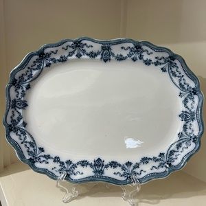 Beautiful small platter measures 11”x8” no chips or cracks.